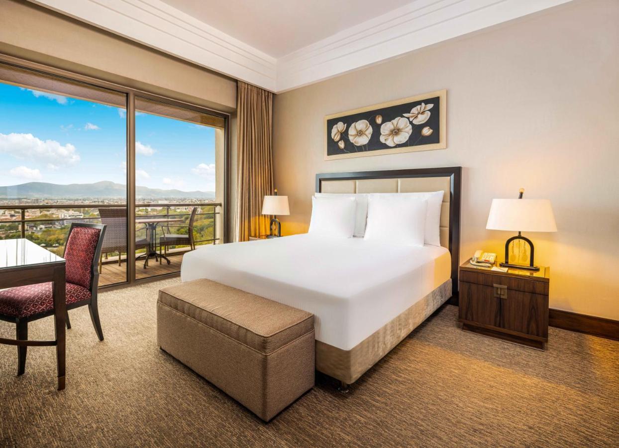 Hotel Celik Palas Convention Center & Thermal Spa Bursa Kültér fotó A bedroom at the Hilton Istanbul Bosphorus
