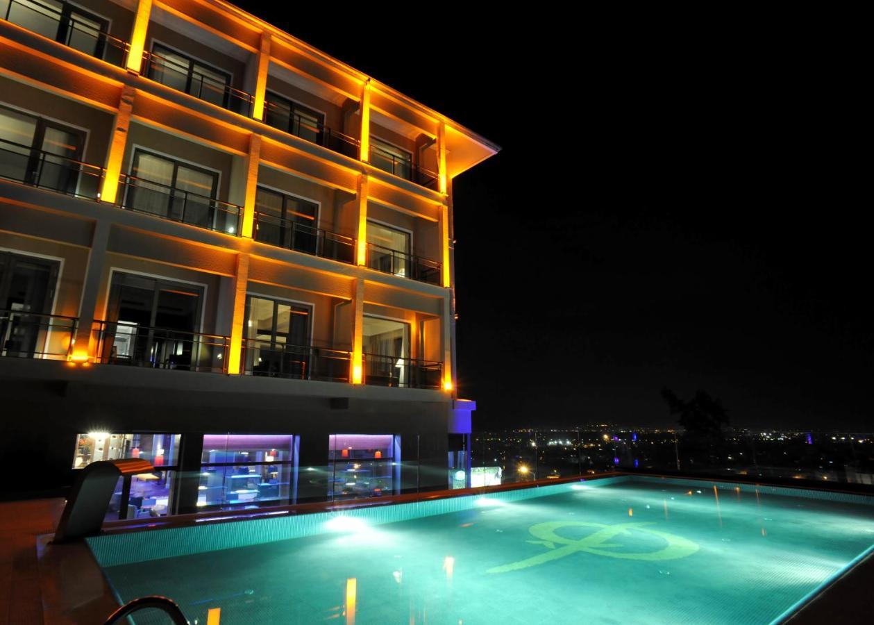 Hotel Celik Palas Convention Center & Thermal Spa Bursa Kültér fotó The pool at the hotel